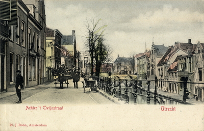 1853 Gezicht in Achter Twijnstraat te Utrecht met de Vollersbrug op de achtergrond en rechts de Werf aan de ...